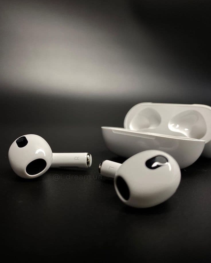 Apple AirPods 2nd Generation with Wireless Charging Case